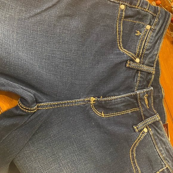 Women’s Aura Wranglers. 2 average - Picture 5 of 6